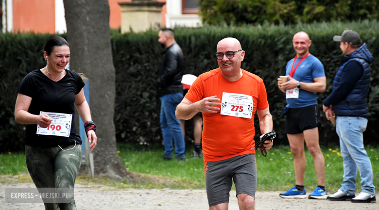 Setki biegaczy i świetne wyniki. 15. Półmaraton Henrykowski i 11. Dycha Księgi Henrykowskiej [foto]