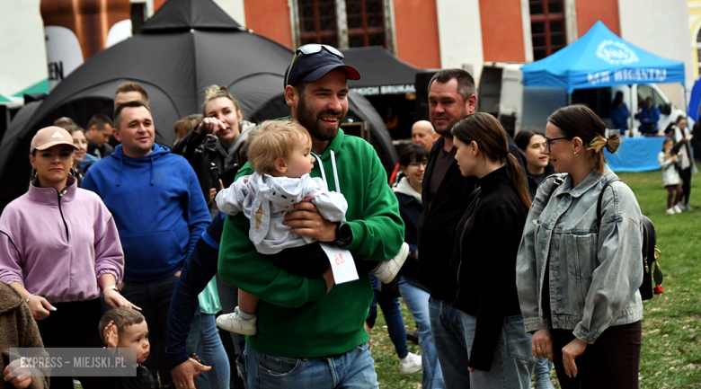 Setki biegaczy i świetne wyniki. 15. Półmaraton Henrykowski i 11. Dycha Księgi Henrykowskiej [foto]