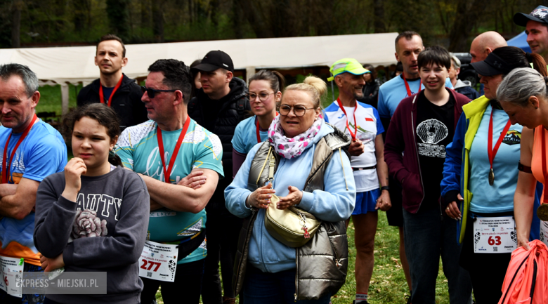 Setki biegaczy i świetne wyniki. 15. Półmaraton Henrykowski i 11. Dycha Księgi Henrykowskiej [foto]