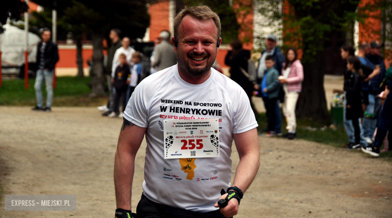 Setki biegaczy i świetne wyniki. 15. Półmaraton Henrykowski i 11. Dycha Księgi Henrykowskiej [foto]
