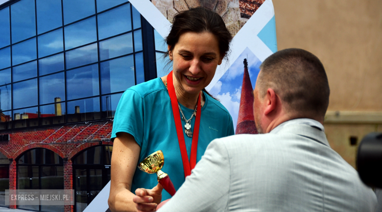 Setki biegaczy i świetne wyniki. 15. Półmaraton Henrykowski i 11. Dycha Księgi Henrykowskiej [foto]