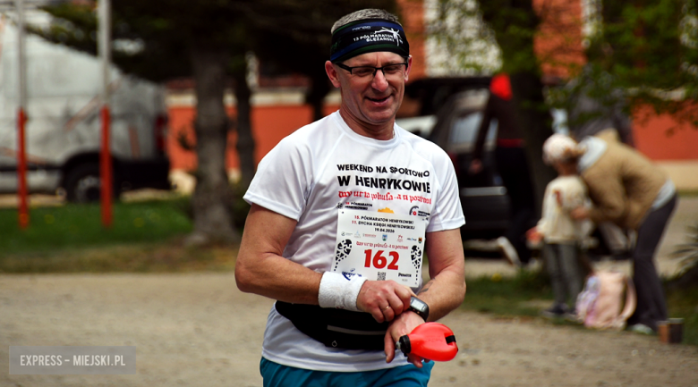 Setki biegaczy i świetne wyniki. 15. Półmaraton Henrykowski i 11. Dycha Księgi Henrykowskiej [foto]