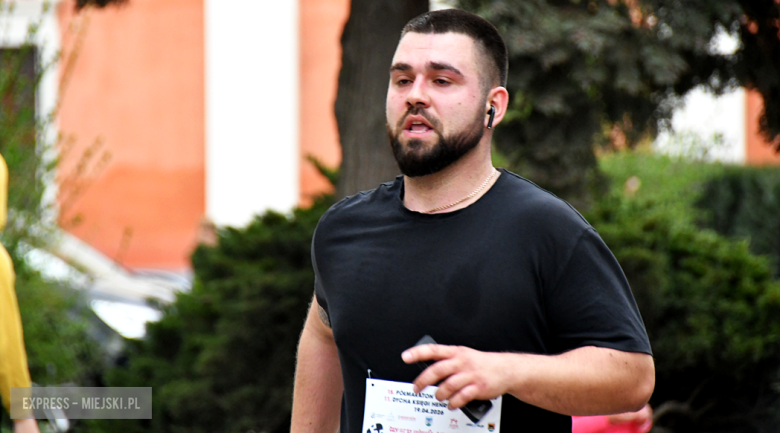 Setki biegaczy i świetne wyniki. 15. Półmaraton Henrykowski i 11. Dycha Księgi Henrykowskiej [foto]