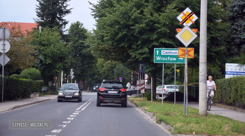 Na podstawie decyzji Starosty Ząbkowickiego zatwierdzającej projekt stałej organizacji ruchu od poniedziałku, 31 sierpnia 2026 roku, wprowadzone zostaną kluczowe zmiany w organizacji ruchu drogowego w rejonie przejazdu kolejowego na ul. Ziębickiej w Ząbkowicach Śląskich