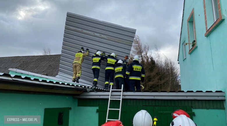 Zerwany dach na budynku gospodarczym w Sieroszowie