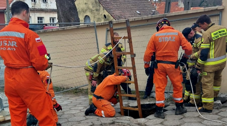 W Złotym Stoku zapadł się fragment drogi, ujawniając tajemniczy tunel