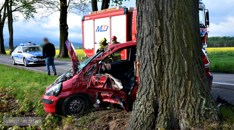 30-latek stracił panowanie nad autem i uderzył w drzewo