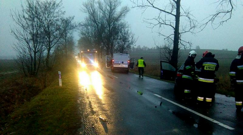 Zderzenie dwóch osobówek. Dwie osoby trafiły do szpitala