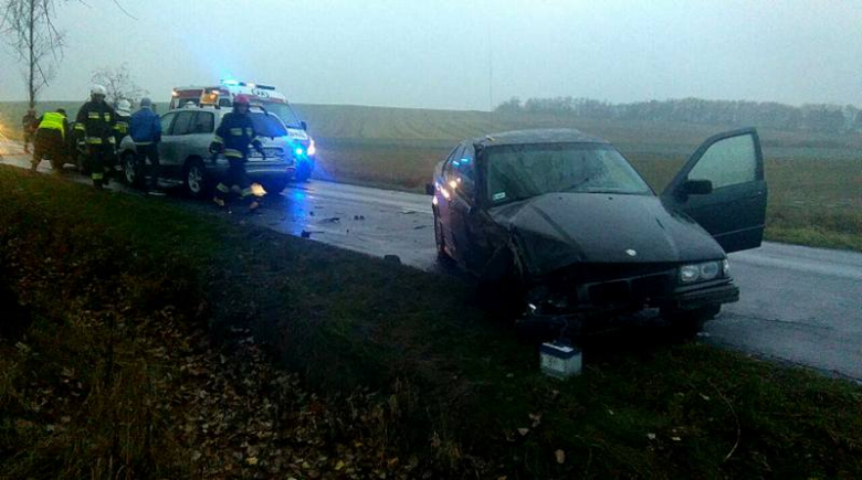 Zderzenie dwóch osobówek. Dwie osoby trafiły do szpitala