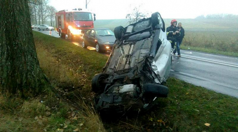 Zderzenie dwóch osobówek. Dwie osoby trafiły do szpitala