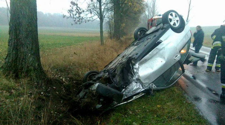 Zderzenie dwóch osobówek. Dwie osoby trafiły do szpitala