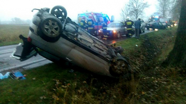 Zderzenie dwóch osobówek. Dwie osoby trafiły do szpitala