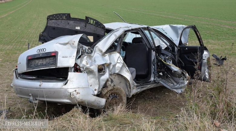 Poważny wypadek przed Ciepłowodami. Dachowało Audi. Interweniował helikopter LPR