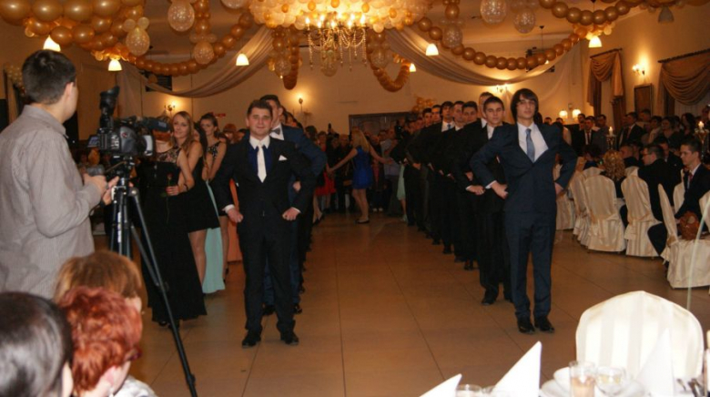 Przedmaturalny bal uczniów z ZSP Ziębice