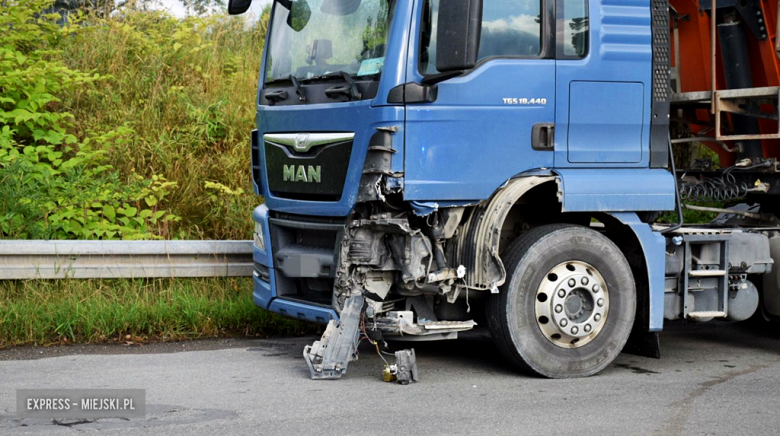 Zderzenie auta ciężarowego z pojazdem osobowym na zjeździe z krajowej ósemki w kierunku Przyłęku