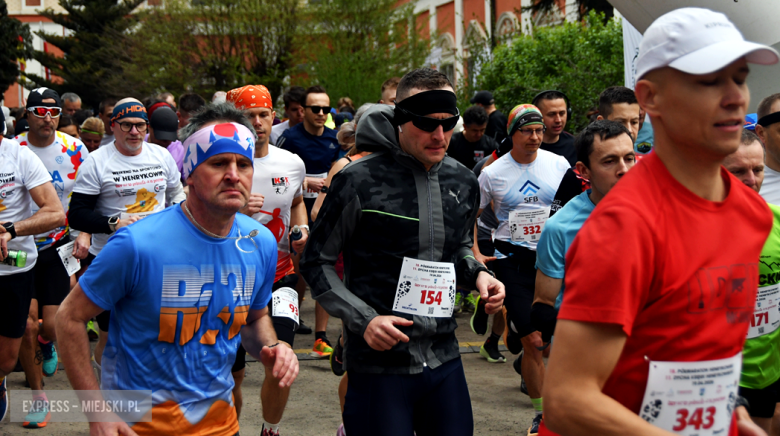 Setki biegaczy i świetne wyniki. 15. Półmaraton Henrykowski i 11. Dycha Księgi Henrykowskiej [foto]