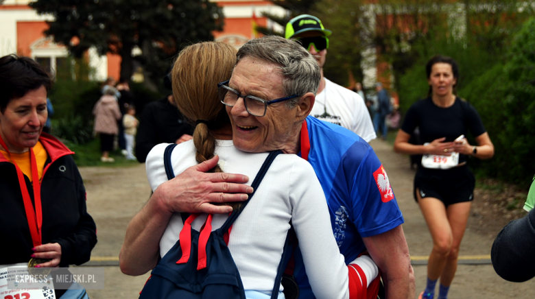 Setki biegaczy i świetne wyniki. 15. Półmaraton Henrykowski i 11. Dycha Księgi Henrykowskiej [foto]