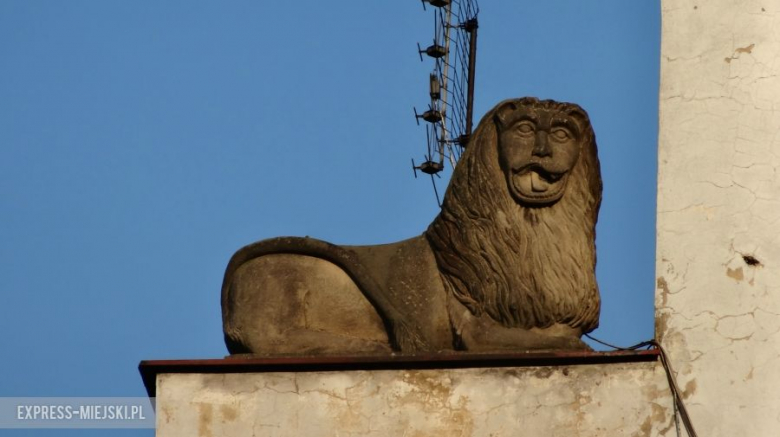 Zrekonstruowany pomnik lwa (lewa strona)