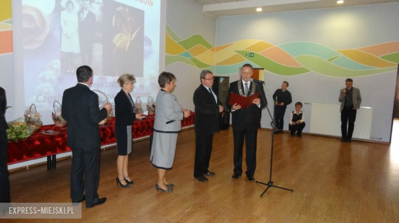 Wszystkie pary odebrały medal za długoletnie pożycie małżeńskie z rąk burmistrza