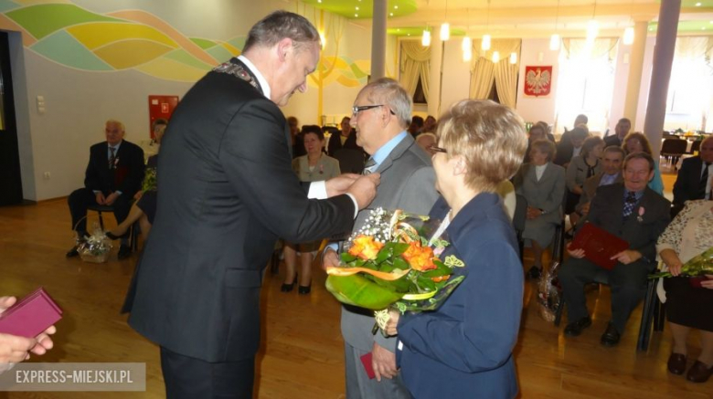 Wszystkie pary odebrały medal za długoletnie pożycie małżeńskie z rąk burmistrza