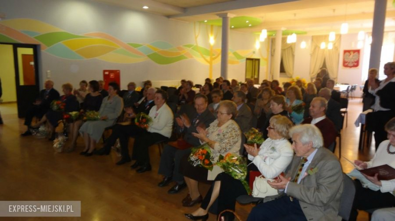 Wszystkie pary odebrały medal za długoletnie pożycie małżeńskie z rąk burmistrza