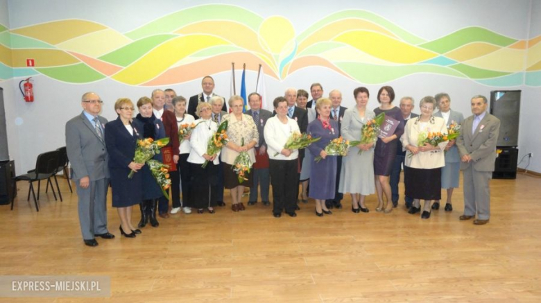 Wszystkie pary odebrały medal za długoletnie pożycie małżeńskie z rąk burmistrza
