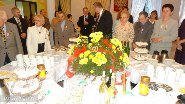 Wszystkie pary odebrały medal za długoletnie pożycie małżeńskie z rąk burmistrza