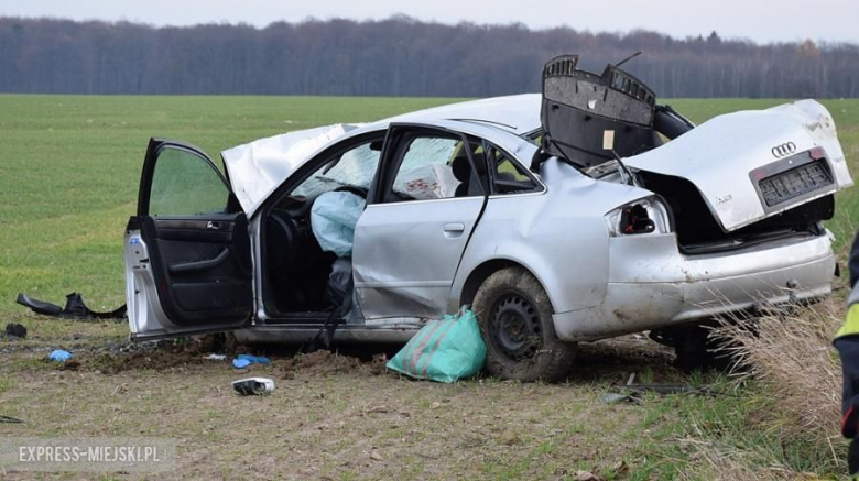 Poważny wypadek przed Ciepłowodami. Dachowało Audi. Interweniował helikopter LPR