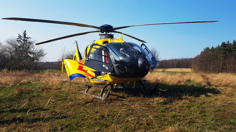 Wypadła z trasy i uderzyła w drzewo. Była nieprzytomna, interweniował helikopter LPR