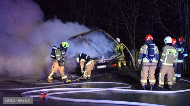 Pożar dostawczego iveco na ul. Fabrycznej w Bardzie