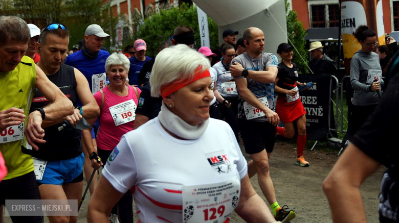 Setki biegaczy i świetne wyniki. 15. Półmaraton Henrykowski i 11. Dycha Księgi Henrykowskiej [foto]