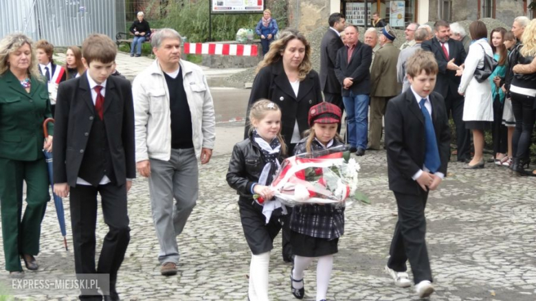 Delegacje składają kwiaty ku czci poległych