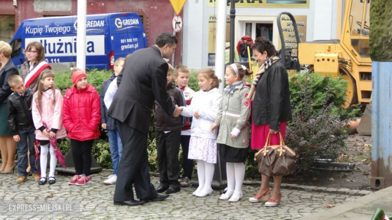 Delegacje składają kwiaty ku czci poległych