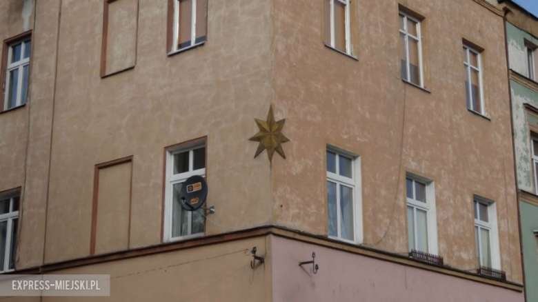Gwiazda na rynku – Żółta płaskorzeźba przedstawiająca ośmioramienna gwiazdę na rogu jednej z kamienic powstała również w czasie odbudowy miasta (budynek spłonął w czasie pożaru). Ten detal architektoniczny miał dwojakie przeznaczenie – wyznaczał kierunek zachodni oraz był punktem orientacyjnym miasta. Trzeba pamiętać, że akurat w tym miejscu w dziewiętnastym i dwudziestym wieku stały kramy z artykułami spożywczymi.