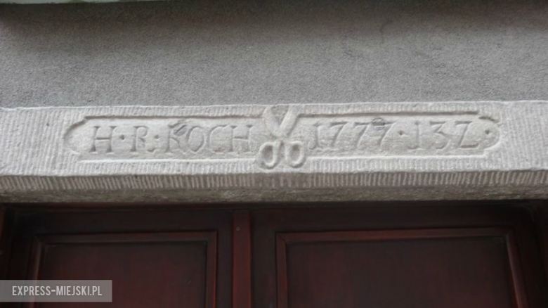 Nożyczki na portalu kamienicy – Portal na ul. Kościuszki powstał w 1777 roku. Budynek został odbudowany i dziś wygląda całkowicie inaczej. Zachowało się jedynie zabytkowe wejście oznajmiające, że w tej kamienicy H.R. Koch miał swój zakład krawiecki.