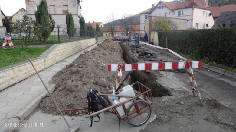 W związku z trwaniem prac przejazd przez bardzki rynek jest teoretycznie niemożliwy