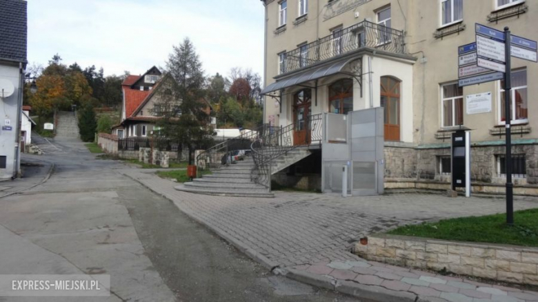 W związku z trwaniem prac przejazd przez bardzki rynek jest teoretycznie niemożliwy