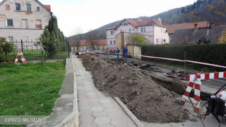 W związku z trwaniem prac przejazd przez bardzki rynek jest teoretycznie niemożliwy