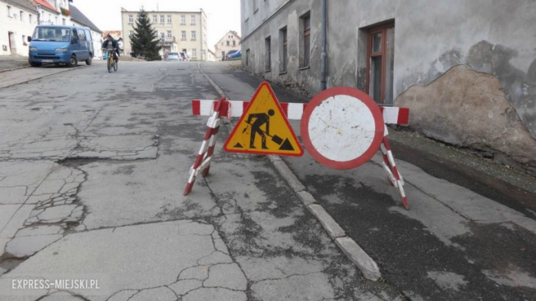 W związku z trwaniem prac przejazd przez bardzki rynek jest teoretycznie niemożliwy