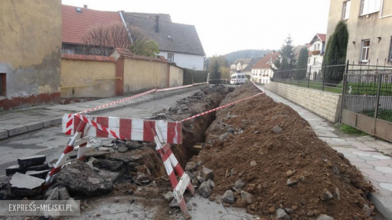 W związku z trwaniem prac przejazd przez bardzki rynek jest teoretycznie niemożliwy