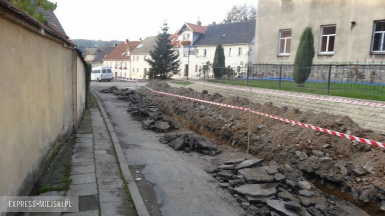 W związku z trwaniem prac przejazd przez bardzki rynek jest teoretycznie niemożliwy