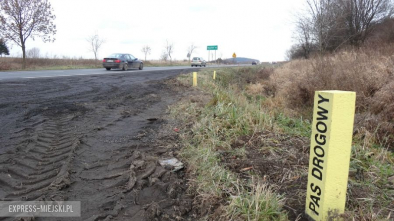 Betonowe słupki wyznaczają pas drogowy przy drodze krajowej nr 8