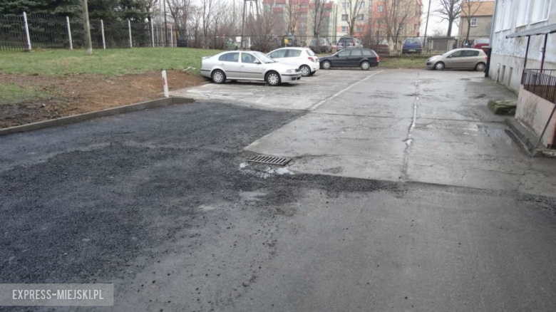 Parking przy ośrodku zdrowia