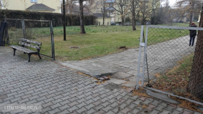 Parking przy ośrodku zdrowia