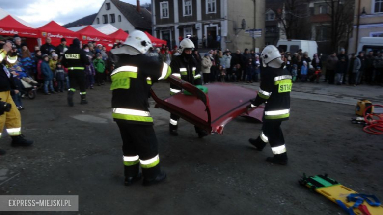 Pokaz w wykonaniu strażaków z miejscowej jednostki