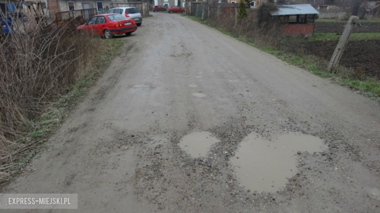 "Ta droga była kiedyś dziurawa, ale nie do tego stopnia. To wszystko przez te ciężarówki i samochody" - żali się mieszkanka wsi.