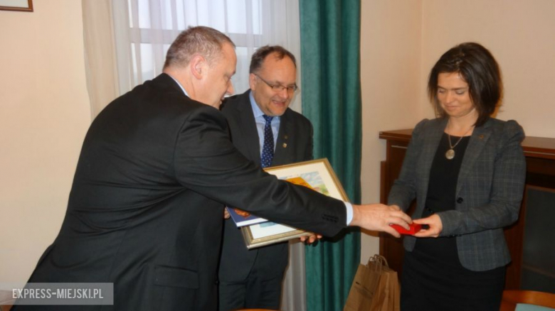 Jerzy Tutaj otrzymał obraz przedstawiający panoramę Barda, książkę, przypinkę z herbem miasta oraz medal