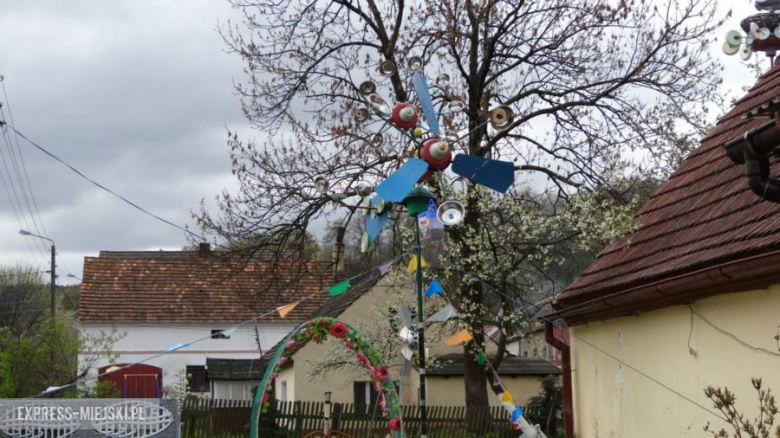 Ogród zdobią wiatraki, a także inne rękodzieła