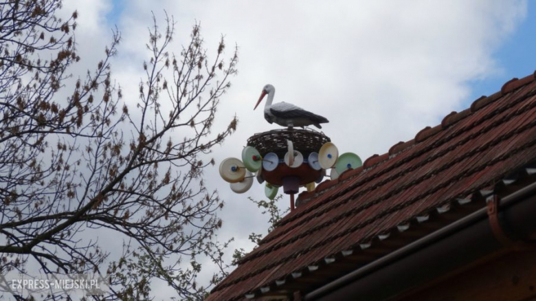 Ogród zdobią wiatraki, a także inne rękodzieła