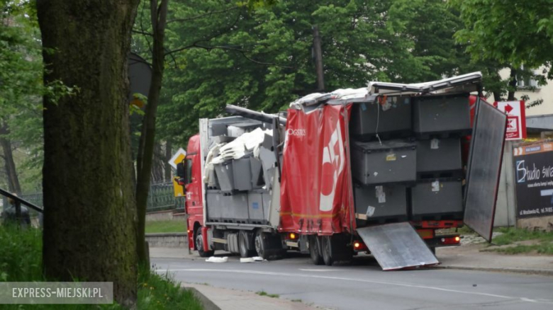 TIR nie zmieścił się pod wiaduktem